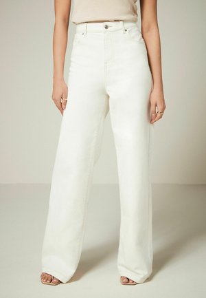 Jeans bianchi a vita alta con taglio wide-leg, dotati di chiusura a bottone e cerniera, e dettagli cuciti lungo le cuciture.