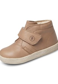 Scarpa alta in pelle marrone con cinturino in velcro, suola in gomma texturizzata e dettagli di cucitura sottili sulla parte superiore.