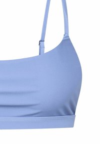 Svetlomodrá podprsenka s hladkým povrchom, nastaviteľnými ramienkami a zaobleným výstrihom, so solídnym dizajnom a plochými švami pre pohodlie.