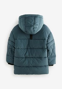 Doudoune bleue avec capuche, présentant des panneaux matelassés, une forme ample, et des poignets élastiques. L'arrière montre un accent noir et un tissu texturé.
