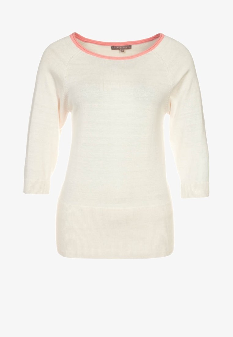 Pull crème clair avec manches trois-quarts, encolure large arrondie bordée de rose pastel, et poignets et ourlet côtelés. Texture douce en maille.