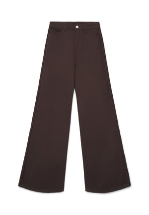 Pantalon large marron en denim, avec un accent texturé sur le côté. Le design comprend une fermeture à boutons à l'avant et des poches standard.
