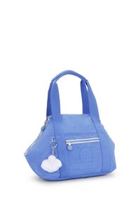 Jasnoniebieska torebka wykonana z materiału, z krótkimi uchwytami, zamykaną kieszenią i breloczkiem z puszystym, białym detalem. Teksturowana powierzchnia oraz akcent z logo.