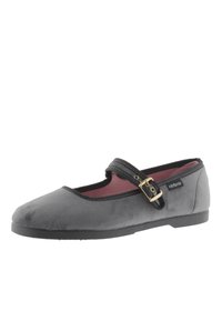 Zapato Mary Jane de terciopelo gris con punta redonda, ribete negro y una correa ajustable con hebilla dorada. Suela de goma plana.