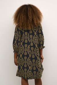 Jūras zila kleita ar zelta ziedu rakstiem, ¾ piedurknēm un brīvu piegriezumu, izceļot sīku izšuvumu tumšā fona kontrastā.