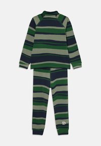 Haut à manches longues et pantalon en rayures horizontales vertes, bleu marine et grises, avec des poignets côtelés et un petit logo blanc sur la jambe du pantalon.