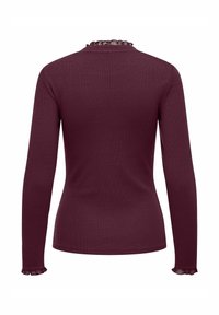 Top lungo maroon a maniche con design aderente, textura a coste e bordo in pizzo ondulato lungo il colletto e gli orli delle maniche. Nessuna grafica visibile.