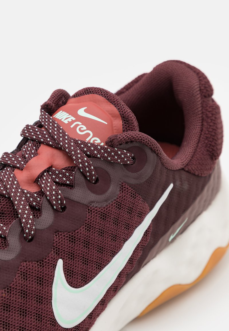 women's nike running shoes burgundy