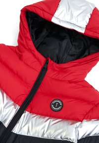 Veste matelassée rouge, argentée et noire avec capuche, fermeture éclair à l'avant et patch rond du logo Threadboys sur la poitrine.