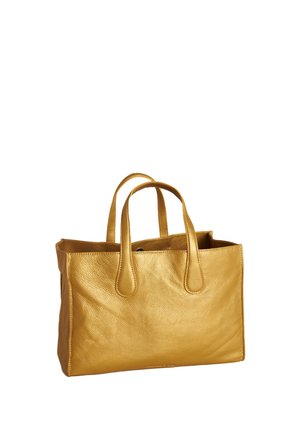 Goldene Ledertasche mit zwei Griffen, rechteckige Form und weiche Textur, steht aufrecht vor weißem Hintergrund.