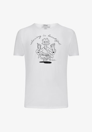 Camiseta blanca de algodón con un gráfico de un personaje meditando y el texto "relajarse es hermoso" arriba en una fuente manuscrita.