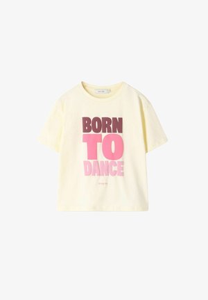 T-shirt court de couleur crème avec le texte « BORN TO DANCE » en grandes lettres roses et violettes sur le devant.