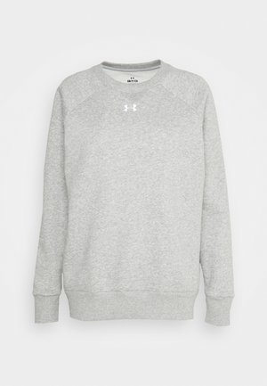 Lys grå langærmet sweatshirt med rund hals, ribbede manchetter og kant, samt hvidt Under Armour-logo centreret på brystet.