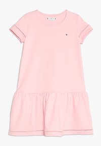 Robe à manches courtes en coton rose clair, avec un col rond, une jupe froncée et un petit logo brodé sur la poitrine.