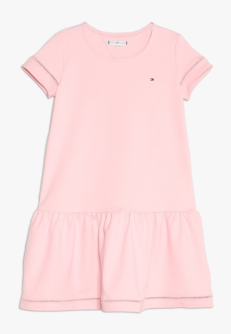 Robe à manches courtes en coton rose clair, avec un col rond, une jupe froncée et un petit logo brodé sur la poitrine.