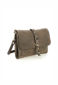 Clutch in pelle grigia con pattina pieghevole, fascia decorativa con accenti circolari e tracolla regolabile. Superficie texturizzata.