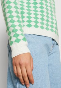Object OBJRAY  - Strickpullover - cloud dancer/fern green