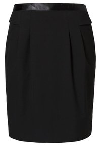 Jupe noire avec des plis sur le devant, poches latérales et une taille noire brillante. Texture de tissu lisse avec une silhouette droite.