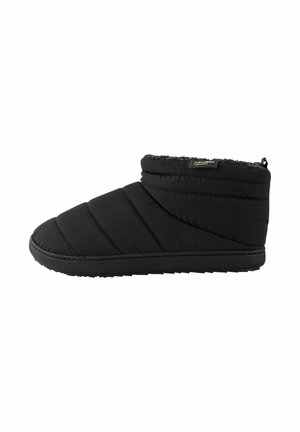 Papuc negru, până la jumătatea gambei, fabricat dintr-un material quilted, cu o căptușeală interioară moale. Dispune de o talpă texturată pentru aderență și un design superior cusut.
