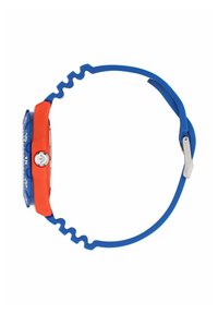 Digital klocka med en rektangulär blå urtavla, orange gummiram och en vågig blå silikonstraps. Har silverdetaljer och vita markeringar.