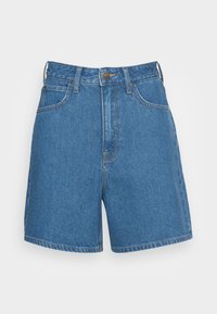 Denimshortsit keskiharmaassa sinisessä sävyssä, korkeavyötäröiset, viisi taskua, vyölenkit ja kontrastisauma lisäävät yksityiskohtia.