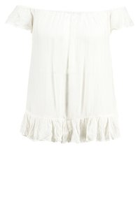 Bílý top s odhalenými rameny vyrobený z texturované tkaniny, který má krátké rukávy a volánkový lem pro dodatečný detail.