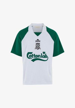 Fehér focimez zöld ujjakkal és gallérral. Fekete nyomtatás "another" szóval egy címer felett, valamint "Cottonlab" zöld írásos betűkkel. Hálózott textúra.