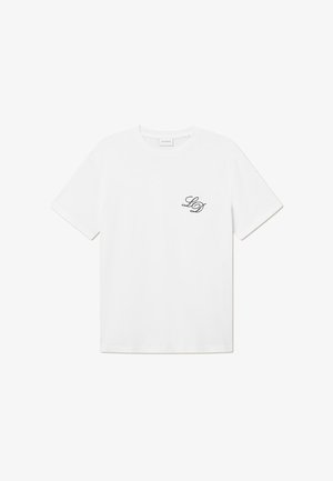 Bijela pamučna majica s okruglim izrezom i kratkim rukavima. Ima mali crni "LD" logo na lijevoj strani prsnog područja. Glatka tekstura.