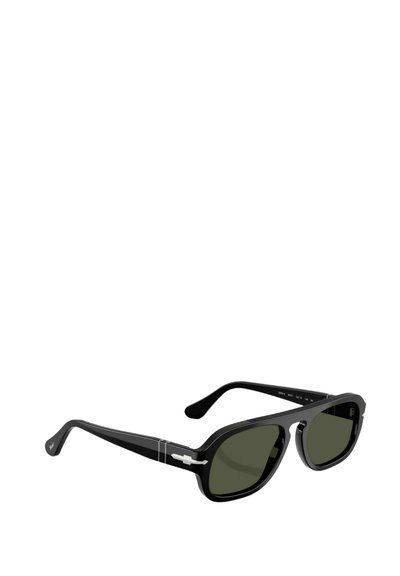 Gafas de sol negras con montura rectangular, lentes en verde oscuro y acentos plateados en las varillas. Textura de plástico suave, diseño minimalista.