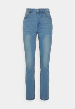 Jeans taille haute bleu clair avec une coupe droite, dotés de cinq poches, de coutures contrastées et d'une fermeture à bouton à la taille.