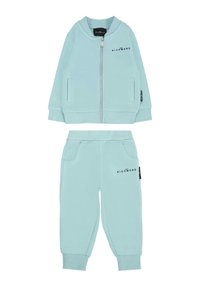 Jasnoniebieski dres wykonany z miękkiej tkaniny; kurtka zapinana na zamek z ściągaczami oraz dopasowane spodnie z kieszeniami i detalem z logo na obu elementach.