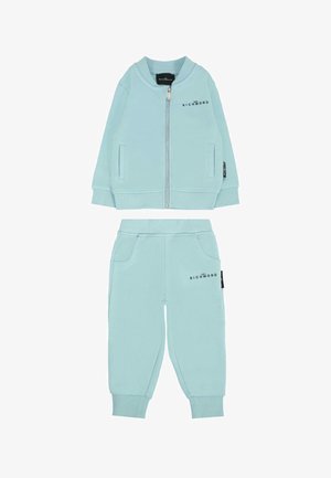 Completo tuta azzurro chiaro realizzato in morbido tessuto; giacca con zip e polsini a costine e pantaloni abbinati con tasche e dettaglio del logo su entrambi i pezzi.