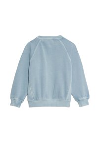 Světle modrá mikina se silnou texturou, raglánovými rukávy a žebrovanými manžetami a spodním lemem. Minimalistický design bez dalších vzorů nebo akcentů.