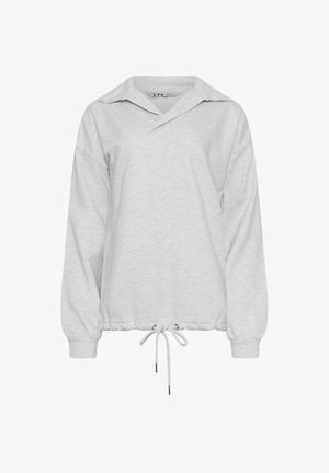 Jasnoszary sweter z długimi rękawami, opuszczonymi ramionami i kołnierzem w kształcie litery V. Posiada ściągacz u dołu oraz prążkowane mankiety zapewniające luźniejszy krój.