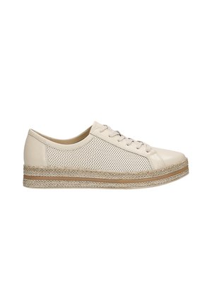 Sneaker in pelle beige perforata con suola piatta in corda intrecciata, dotata di chiusura con lacci e dettaglio marrone a contrasto sulla suola.