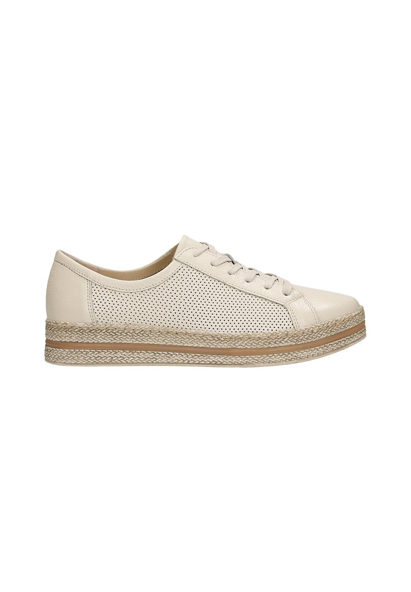 Sneaker in pelle beige perforata con suola piatta in corda intrecciata, dotata di chiusura con lacci e dettaglio marrone a contrasto sulla suola.