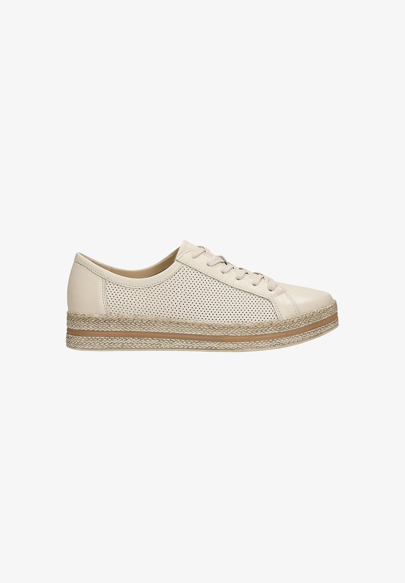 Baskets en cuir perforé beige avec une semelle plateforme tissée plate, dotées d'un système de laçage et d'un accent marron contrastant sur la semelle.