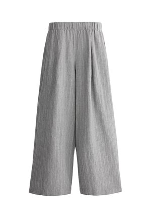 Szare szerokie spodnie cropped z pionowymi białymi wąskimi paskami i elastycznym pasem, wykonane z lekkiej tkaniny.