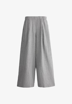 Szare szerokie spodnie cropped z pionowymi białymi wąskimi paskami i elastycznym pasem, wykonane z lekkiej tkaniny.