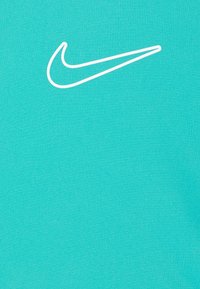 Türkiisi kangas sileda tekstuuriga, mille keskel on valge Nike swooshi logo.