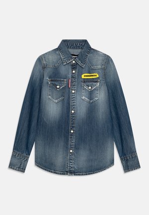 Camicia di jeans di colore azzurro chiaro con maniche lunghe, colletto a punta, chiusura con bottoni, due tasche sul petto e una patch con logo giallo sul lato sinistro del petto.