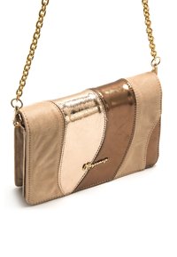 Bolso de mano con cadena dorada, que presenta paneles en beige, dorado metálico y marrón; cuero liso y texturizado con detalle de logotipo.