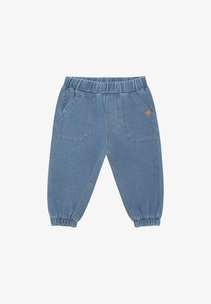 Pantalones jogger de mezclilla azul claro con cintura elástica, dos bolsillos frontales y puños fruncidos en los tobillos; sin patrones o detalles distintivos.