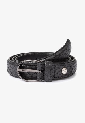 Czarny skórzany pasek z wytłoczonymi łuskami, srebrną klamrą metalową i detalami w postaci przeszyć. Pasek jest zwinięty, co podkreśla jego fakturę i design.