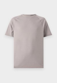 Kortærmet grå t-shirt med rund hals, lavet af blødt stof, med raglanærmer og et lille logo-tryk nederst til højre.