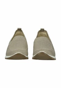 Zapatos slip-on beige con parte superior de punto texturizado, paneles laterales elásticos y suela de goma blanca. Cuenta con una pestaña en el talón para ponerlos y quitarlos con facilidad.