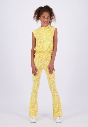 Gul outfit med bølget mønster, som har en ermeløs topp og utsvingte bukser. Laget av lett stoff med elastisk livdesign.