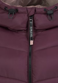Bordeaux pufferjack met een hoge kraag, zwarte rits, trekkoordkap en subtiel gewatteerd patroon voor isolatie. Merkenlabel op de rits.
