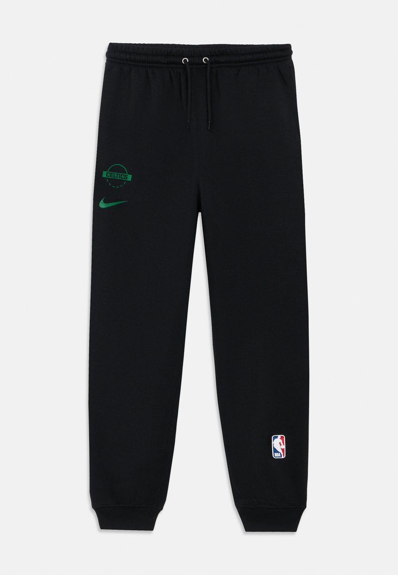 Schwarze Sweatpants aus weichem Material. Mit grünem Celtics-Logo und grünem Nike-Swoosh. Rippstrickbündchen an den Knöcheln. NBA-Logo an der Seite.