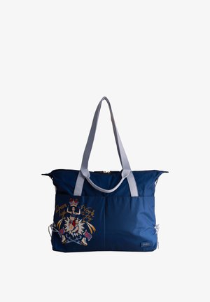 Geantă tote albastru marin din material durabil, prevăzută cu un fermoar argintiu, mânere gri și imprimeu grafic colorat cu text și accente.